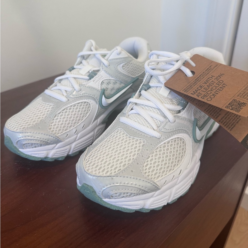 NWT Nike Women's White and Teal V5 RNR Sneakers - Picture 7 of 9